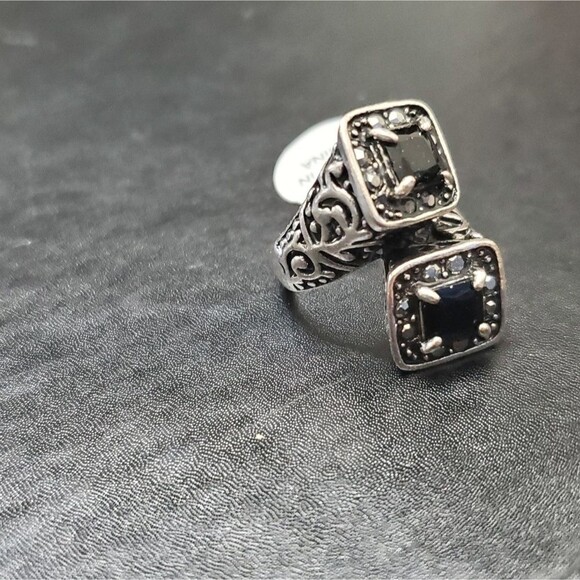 *Sale* Silver tone black stone ring with sparkle size 6.25 - Picture 1 of 8